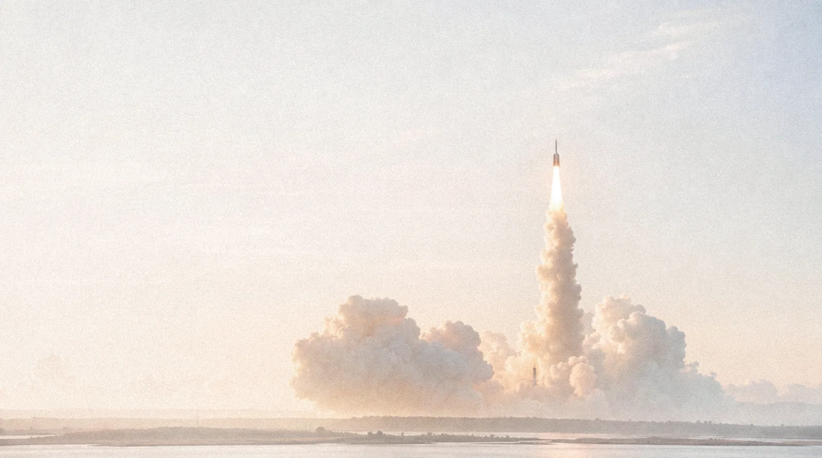 Rakete im Aufstieg durch den Morgenhimmel, weicher cremefarbener Hintergrund.